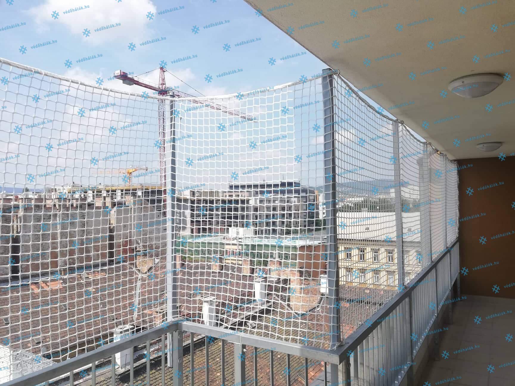 Erkélyre telepített védőháló egy magánlakásban